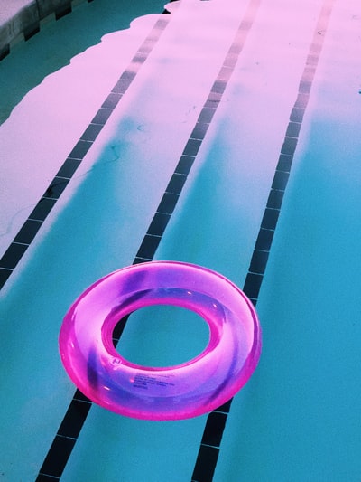 游泳池上的粉红色充气环